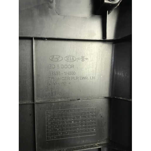 Накладка центральної стійки ліва Kia Ceed 5-дв. 2006-2012 858351H000EQ